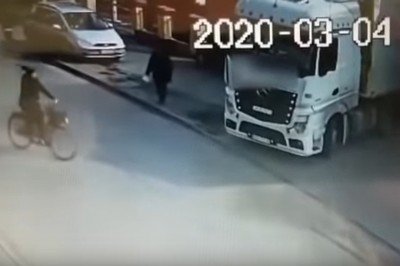 Weszła przed maskę TIRa, który ruszył. Nagranie z Torunia 