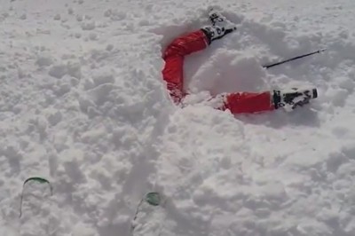 Zjeżdżając z góry narciarz natyka się na nogi wystające ze śniegu 