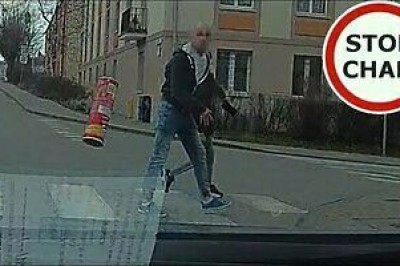 Agresywny pieszy z dzieckiem rzuca się do kierowcy auta