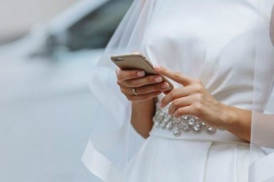 Przed ołtarzem nie odczytała przysięgi ślubnej tylko smsy narzeczonego. Nie pobrali się