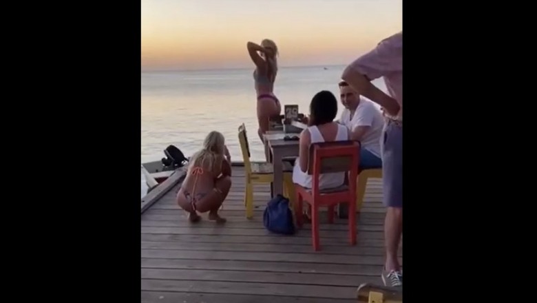 Dwie dziewczyny w bikini kontra parka na randce