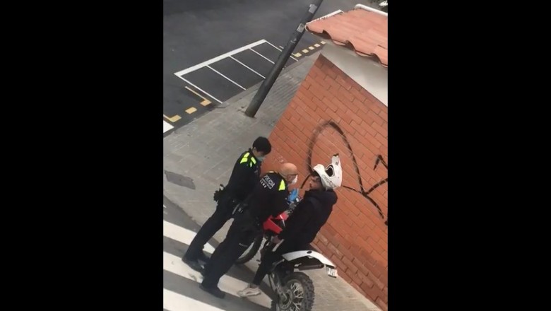 Policjanci kontra typ na motocyklu. Poniosło go