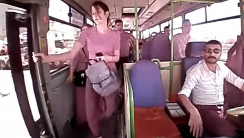 Kobieta wysiadła z jadącego autobusu. Nie zauważyła, że jeszcze jedzie