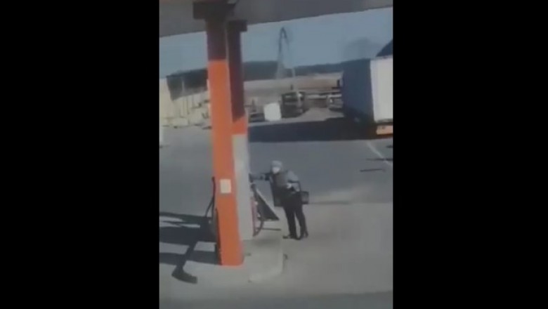 Babcia kradnie rękawiczki ze stacji benzynowej - nagranie z monitoringu