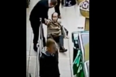 A gdzie 2 metry? Nerwowy typ kontra babcia przy kasie 