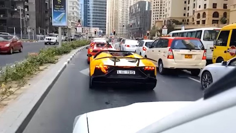 Lamborghini Aventador za 1,5 mln zł idzie z dymem na środku ulicy 