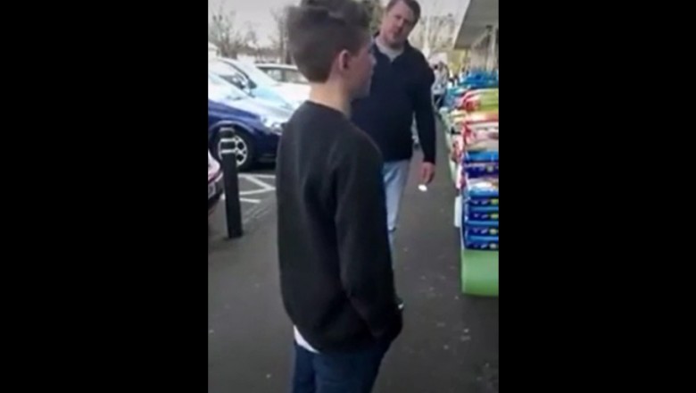 Ojciec daje lekcje synowi, który zwyzywał ludzi w sklepie 