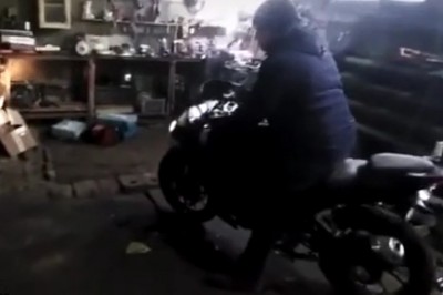 Odkręcaj manete i pokaż jak palisz sprzęgło. Test motocykla w garażu 