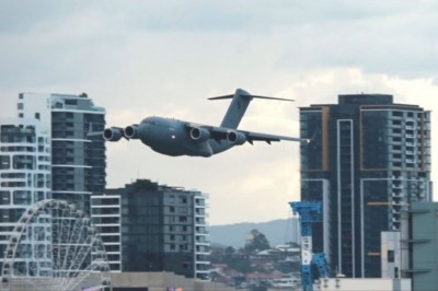 Majty musieli mieć pełne. Nagrali samolot lecący na wprost biurowca