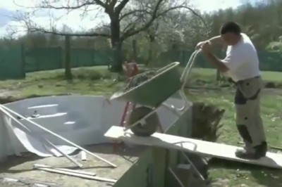 Kiedy Tadek łapie się za taczkę z cementem, ale nie za bardzo ogarnia 