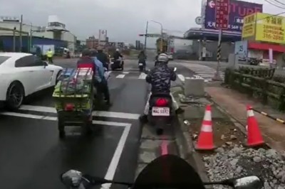 Motocyklista chciał się ścigać z Nissanem GT-R, ale mocno przesadził