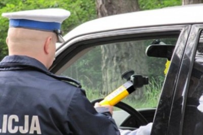 Policja sprawdzi czy w aucie masz maseczkę. Za jej brak grozić będzie mandat