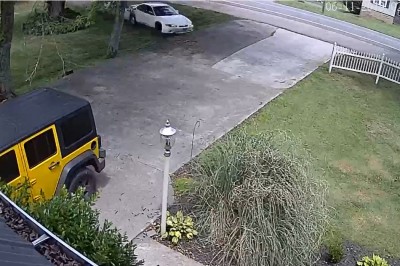 Kiedy sąsiad efektownie kasuje auto na Twoim podjeździe