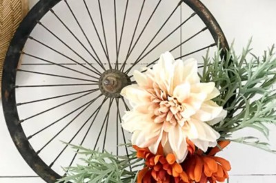 Jak stare koło od roweru może stać się pięknym wiosennym wieńcem?