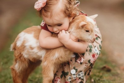 Artystka uwieczniła niesamowitą więź między dziećmi, a zwierzętami. Zdjęcia.