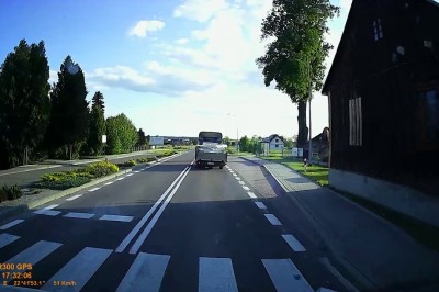 Wjechał osobówką prosto pod TIRa. Nagranie z Adamówki