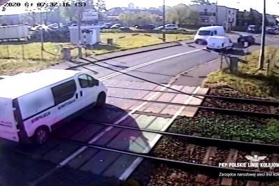 Kierowca na przejeździe kolejowym i czujny dyżurny ruchu