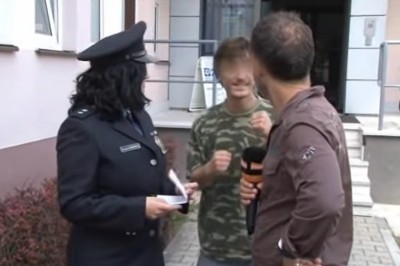 Kiedy robisz wywiad z policjantką, a tu gość wychodzi z komisariatu
