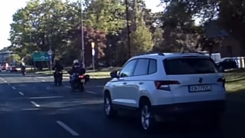 Policjant na motocyklu i nieudane zatrzymanie. Chyba się zagapił 