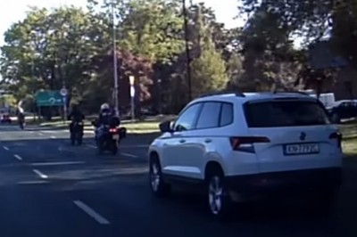 Policjant na motocyklu i nieudane zatrzymanie. Chyba się zagapił