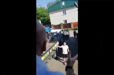 Idealne wyhamowanie pociągu przed autem stojącym na przejeździe 