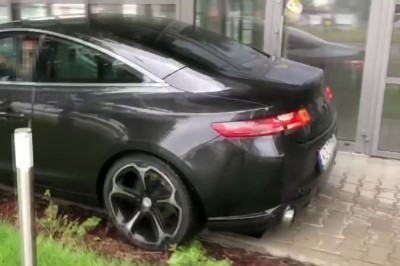 Seba w Renault wjechał na chodnik i opluł pieszego