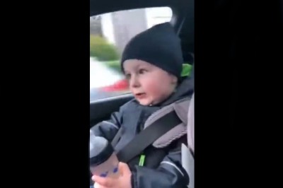 Młody komentator na przejażdżce z ojcem 