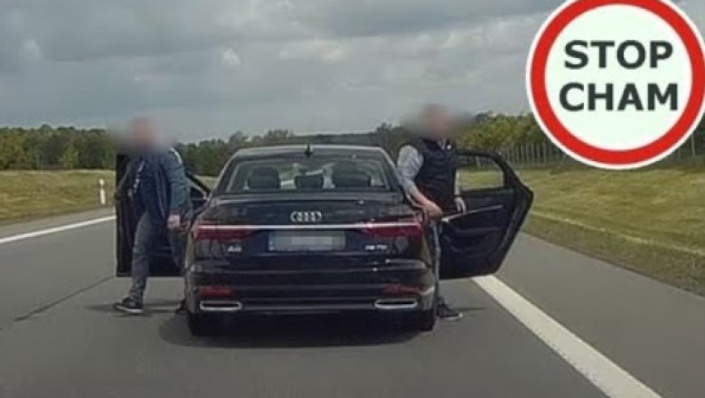 Dwóch typów z Audi chce dać lekcje jazdy na środku drogi