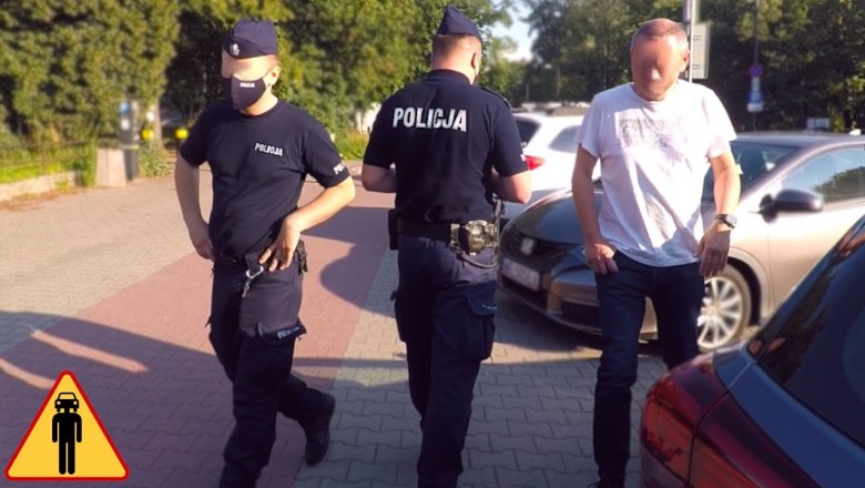 Policjant popycha pieszego na chodniku. Nagranie z Warszawy