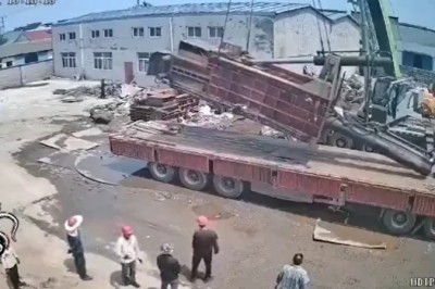 Fizyka jest bezlitosna. Nieudana próba załadunku przez żurawia samochodowego