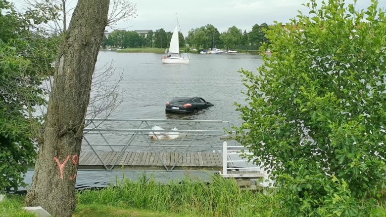 Chciał przeparkować Porsche, ale pomylił biegi i wjechał do jeziora w Iławie