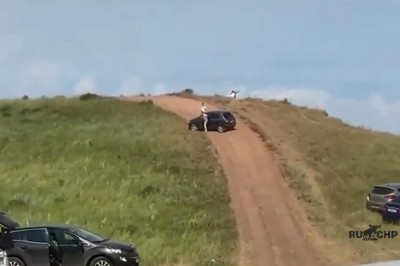 Skoda bez kierowcy stoczyła się w piknikujące osoby