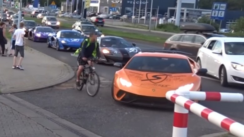 Rowerzysta po wpływem wjeżdża w Lamborghini w Katowicach 