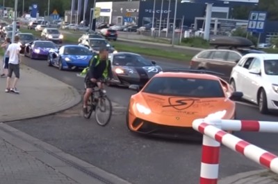 Rowerzysta po wpływem wjeżdża w Lamborghini w Katowicach 