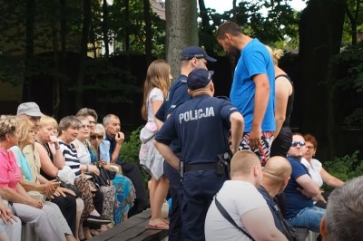 Kiedy disco polo wejdzie za mocno i zaczynasz startować do policjantów