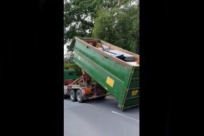 Gość z ciężarówki wymyślił jak przejechać pod za niskim wiaduktem 