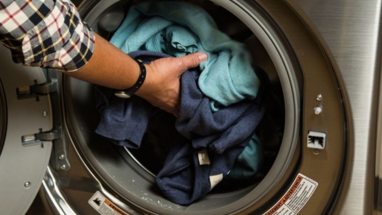Oto 9 rzeczy, których lepiej nie wkładać do pralki. Wiele z nich na pewno pierzesz