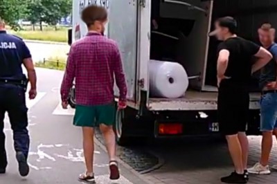 Przeprowadzka z wizytą policji. Czyli parkowanie jak popadnie