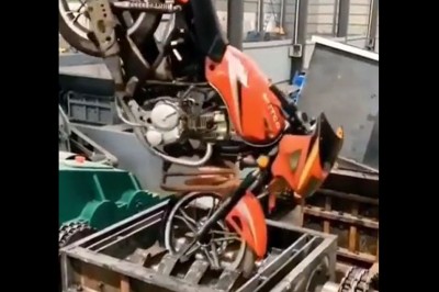 Tak wygląda utylizacja całego motocykla w kilkanaście sekund