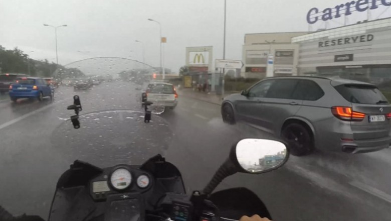 Jazda kierowcy BMW w deszczu kontra ludzie na przystanku - Warszawa