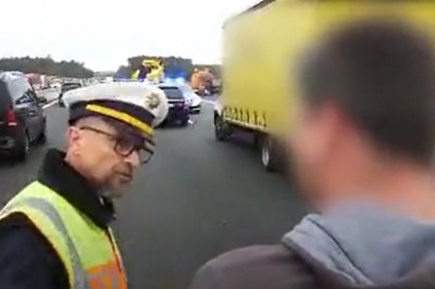 Policjant daje lekcję kierowcom robiącym zdjęcia wypadku