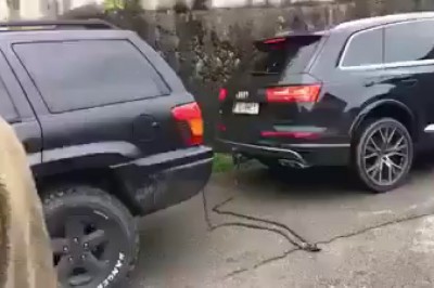 Nowe Audi Q7 kontra Jeep. Myślał, że da mu radę 