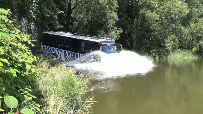 Autobus pokonujący rzekę. Ciekawostka turystyczna z Hamburga 