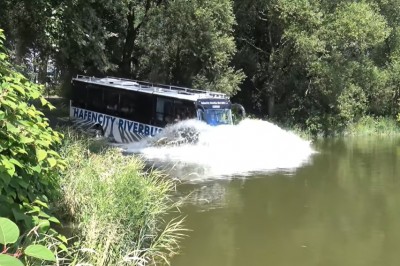 Autobus pokonujący rzekę. Ciekawostka turystyczna z Hamburga 