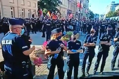 Maseczki to podstawa u policjantów. Tylko jak pić wodę?