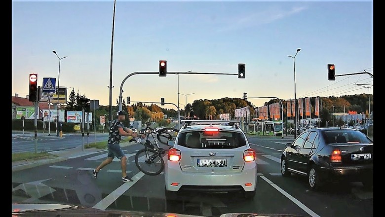 Skopał auto, a później rzucił w nie rowerem. Gościa mocno poniosło 