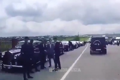 Kolumna luksusowych aut na weselu w Czeczenii