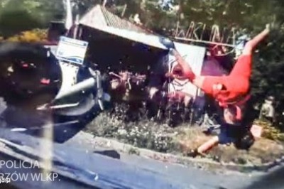 Lot motocyklisty nad maską. Okazał się poszukiwany 