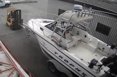 Kiedy parkujesz łódź klienta i rozbijasz auto szefa