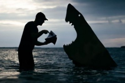 Z kartonowych wycinanek na tle zachodzącego słońca tworzy niesamowite widoki 